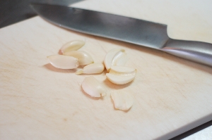 ニンニクをスライス