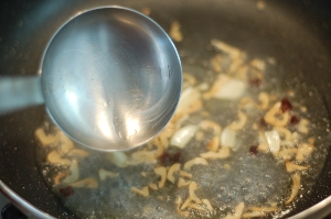 ゆで汁を入れる